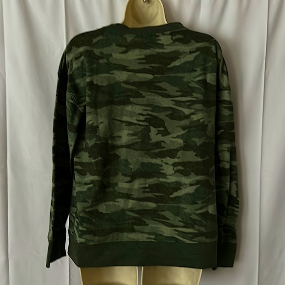 Splendid Crewneck So Comfy Fuzzy Green Camo Sweatshirt **Size M** - Picture 2 of 3